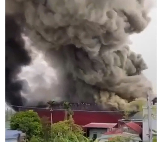 Hoả hoạn tại xưởng nhựa do hàn xì, gia cố nhà xưởng chống bão số 3- Ảnh 1.