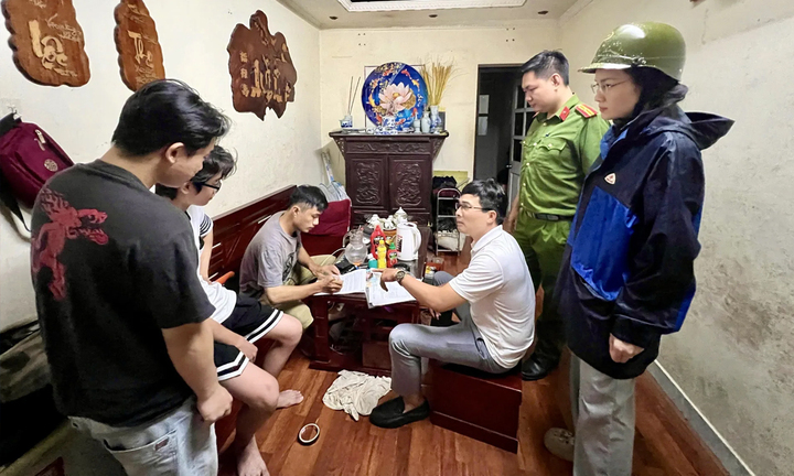 Hà Nội di dân khỏi chung cư nguy hiểm trước giờ bão Wipha đổ bộ- Ảnh 1.