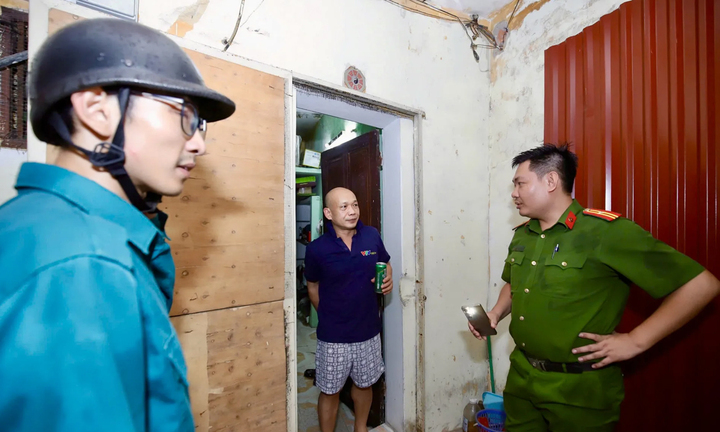 Hà Nội di dân khỏi chung cư nguy hiểm trước giờ bão Wipha đổ bộ- Ảnh 2.