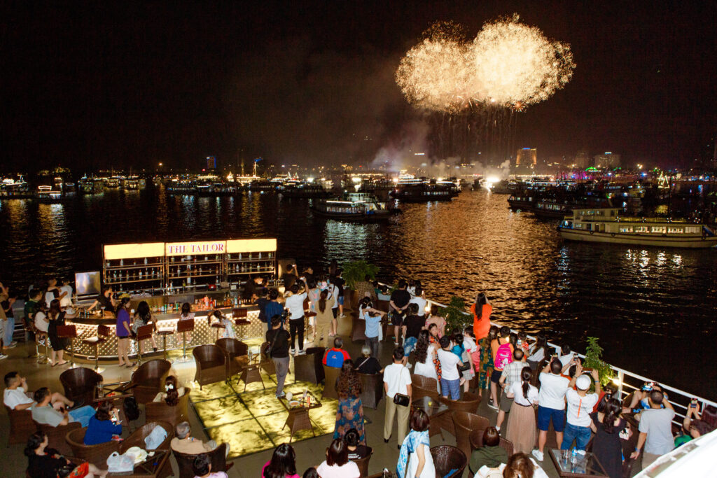 Thêm một du thuyền 5 sao ở Hạ Long xin lỗi vì bắn pháo hoa trong ngày tàu Vịnh Xanh gặp nạn - Ảnh 1.