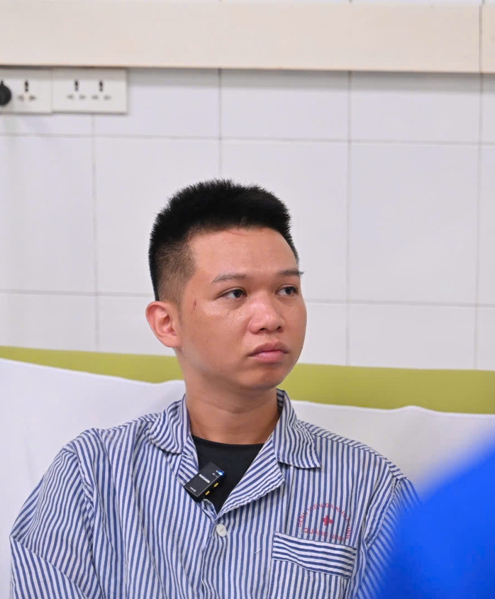 Trao Huy hiệu “Tuổi trẻ dũng cảm” cho thanh niên cứu 4 người trong vụ lật tàu trên vịnh Hạ Long- Ảnh 2. Trao Huy hiệu “Tuổi trẻ dũng cảm” cho thanh niên cứu 4 người trong vụ lật tàu trên vịnh Hạ Long- Ảnh 2.