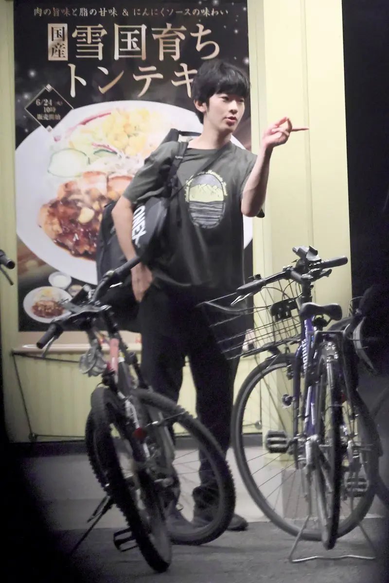 Là người kế vị cuối cùng của hoàng gia Nhật Bản, vị hoàng tử được cả nước Nhật dõi ra sao ở tuổi 18?- Ảnh 1.