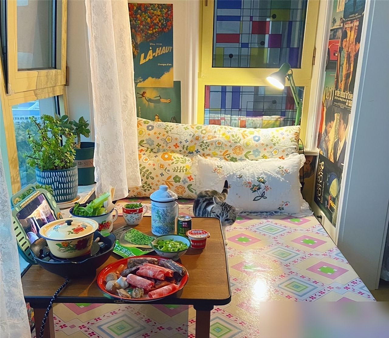 Ban công nhỏ, giường đơn và vài chậu cây: Góc thư giãn đơn giản nhưng khiến hàng nghìn người "thả tim" - Ảnh 4.