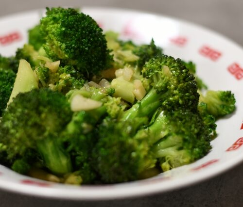 Nghiên cứu 1.500 cụ bà: Xào bông cải xanh với 1 thứ giúp hiệu quả ngăn ngừa bệnh tim mạch tăng rõ rệt- Ảnh 1.