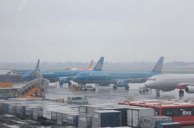 Gần chục chuyến bay bị huỷ, nhiều chuyến bị điều chỉnh giờ bay do ảnh hưởng của bão Wipha - Ảnh 1.