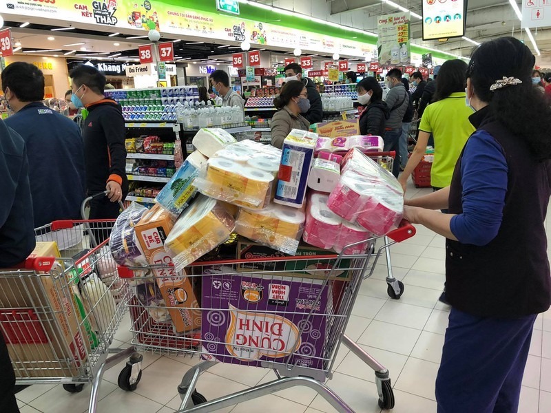 Siêu thị, chợ "thất thủ" trước bão - Tích trữ nhu yếu phẩm sao cho đúng? - Ảnh 5.