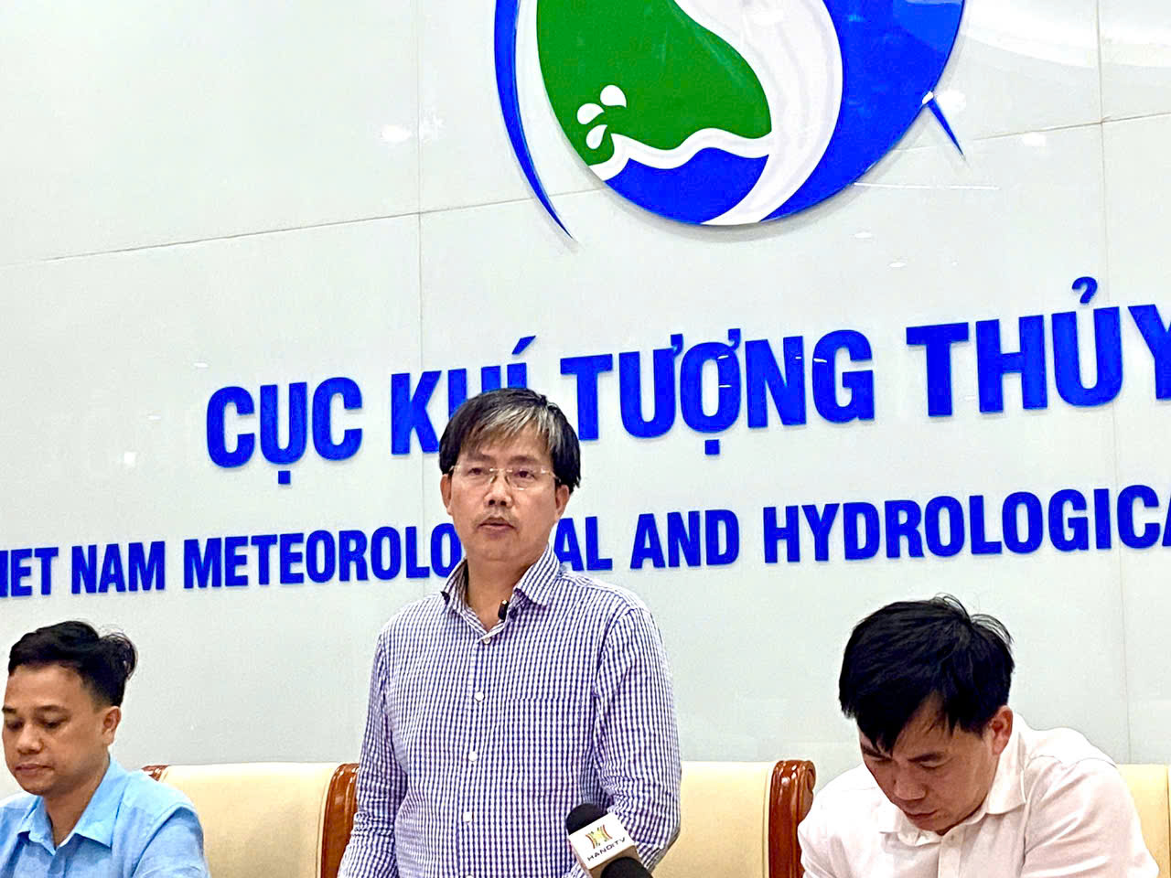 Bão số 3 (Wipha) giật cấp 13-14, đổ bộ Hải Phòng - Thanh Hóa vào trưa đến chiều 22-7- Ảnh 1. Bão số 3 (Wipha) giật cấp 13-14, đổ bộ Hải Phòng - Thanh Hóa vào trưa đến chiều 22-7- Ảnh 1.