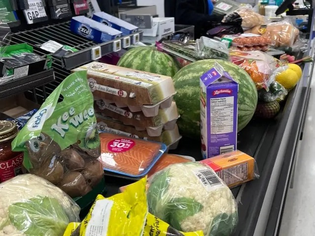 Siêu thị, chợ "thất thủ" trước bão - Tích trữ nhu yếu phẩm sao cho đúng? - Ảnh 4.