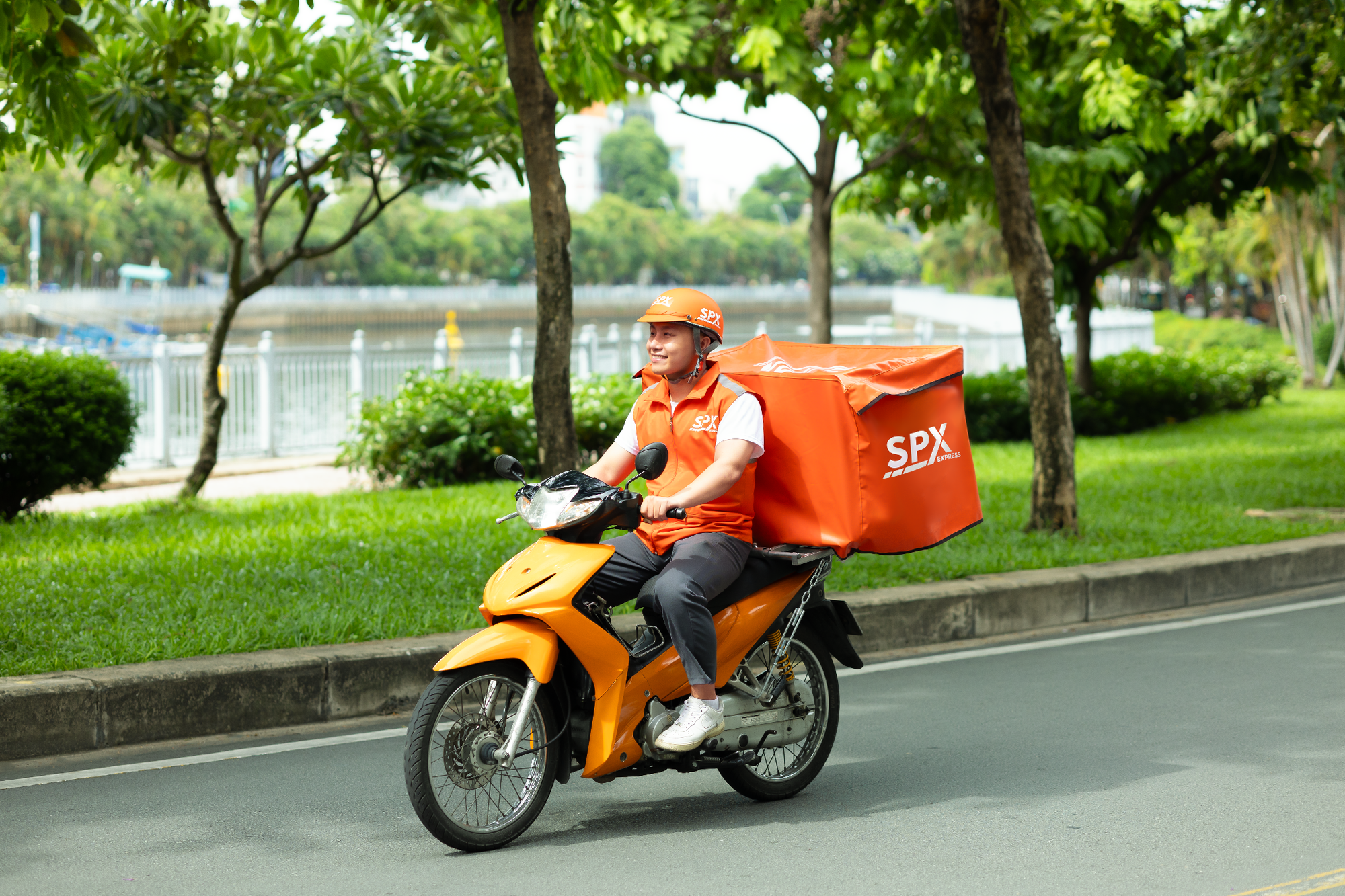 Công ty giao hàng của Shopee bị phạt 200 triệu đồng vì cạnh tranh không lành mạnh - Ảnh 1.