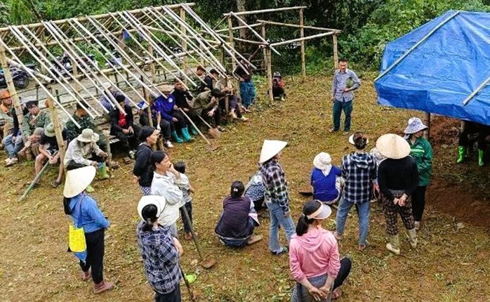 Di dời khẩn cấp 39 hộ dân ra khỏi vùng nguy hiểm tránh bão số 3 (Wipha)- Ảnh 3. Di dời khẩn cấp 39 hộ dân ra khỏi vùng nguy hiểm tránh bão số 3 (Wipha)- Ảnh 3.