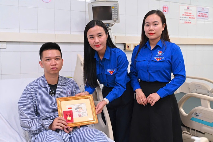 Trao Huy hiệu “Tuổi trẻ dũng cảm” cho thanh niên cứu 4 người trong vụ lật tàu trên vịnh Hạ Long- Ảnh 1. Trao Huy hiệu “Tuổi trẻ dũng cảm” cho thanh niên cứu 4 người trong vụ lật tàu trên vịnh Hạ Long- Ảnh 1.