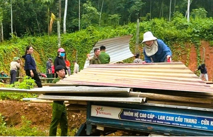 Di dời khẩn cấp 39 hộ dân ra khỏi vùng nguy hiểm tránh bão số 3 (Wipha)- Ảnh 2. Di dời khẩn cấp 39 hộ dân ra khỏi vùng nguy hiểm tránh bão số 3 (Wipha)- Ảnh 2.