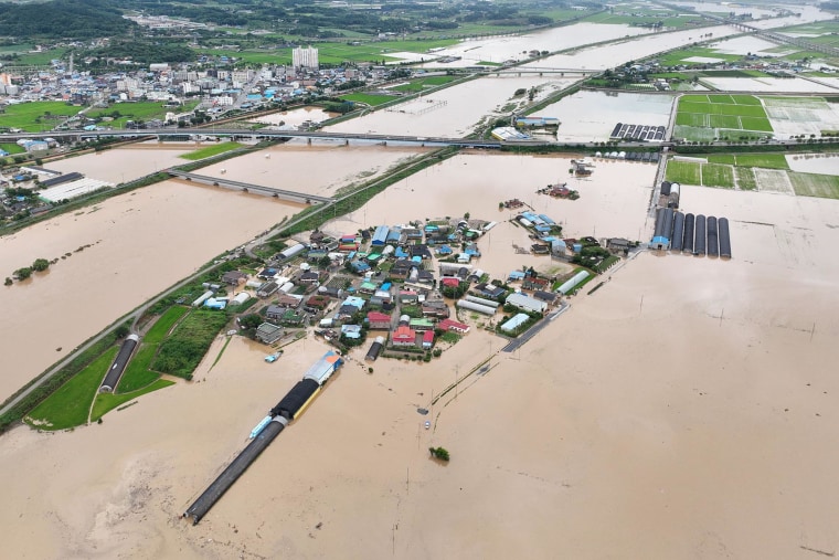 Toàn cảnh lũ lụt kinh hoàng ở Hàn Quốc: "Mặt đất đột nhiên sụt xuống, nước dâng lên đến tận cổ" - Ảnh 4. Toàn cảnh lũ lụt kinh hoàng ở Hàn Quốc: "Mặt đất đột nhiên sụt xuống, nước dâng lên đến tận cổ" - Ảnh 4.