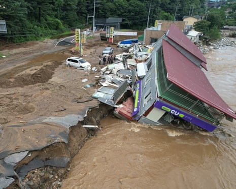 Toàn cảnh lũ lụt kinh hoàng ở Hàn Quốc: "Mặt đất đột nhiên sụt xuống, nước dâng lên đến tận cổ" - Ảnh 2. Toàn cảnh lũ lụt kinh hoàng ở Hàn Quốc: "Mặt đất đột nhiên sụt xuống, nước dâng lên đến tận cổ" - Ảnh 2.