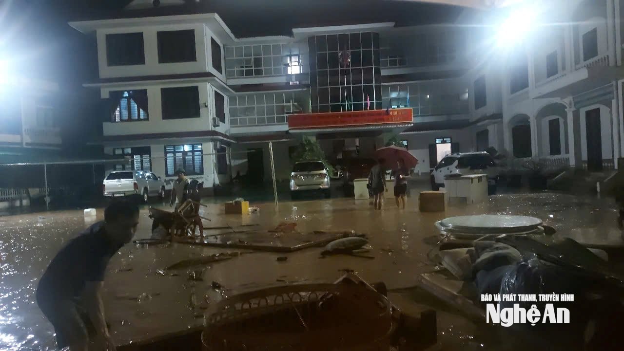 Nghệ An: Lũ lên nhanh khiến nhiều nơi chìm trong biển nước, đồ đạc trôi nổi khắp nơi, người dân chạy lũ trong đêm- Ảnh 2.