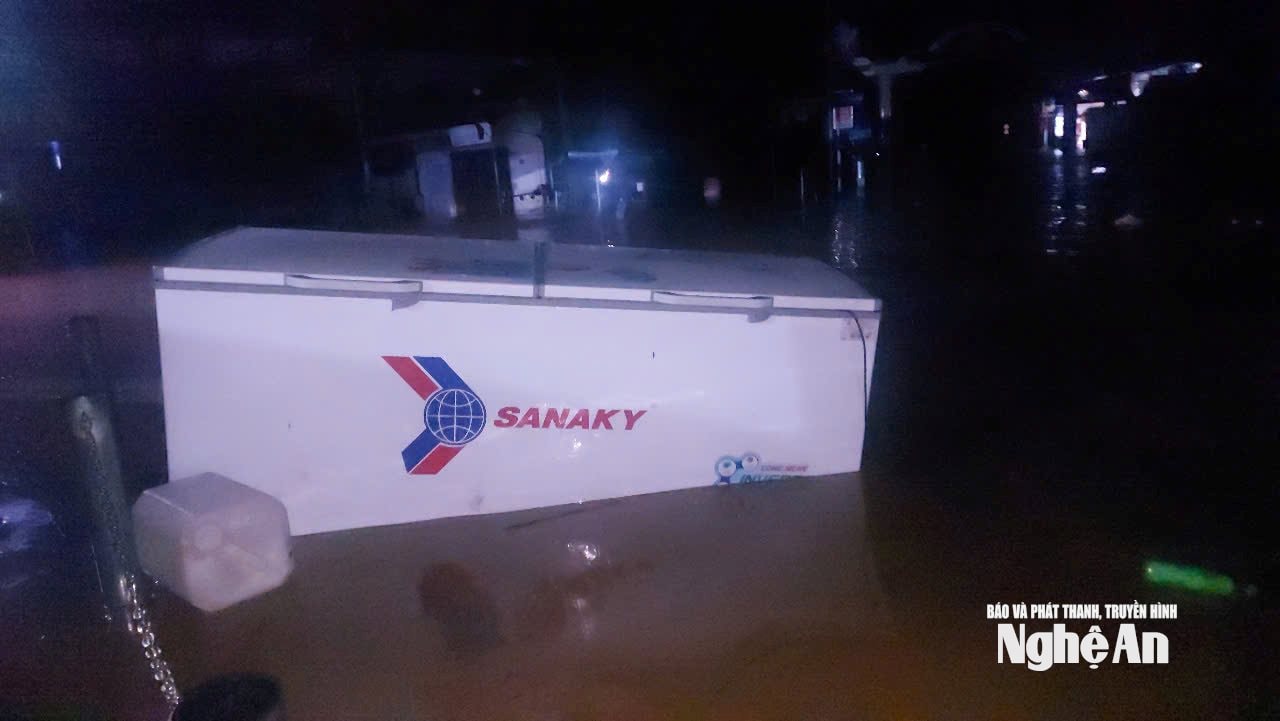 Nghệ An: Lũ lên nhanh khiến nhiều nơi chìm trong biển nước, đồ đạc trôi nổi khắp nơi, người dân chạy lũ trong đêm- Ảnh 5.