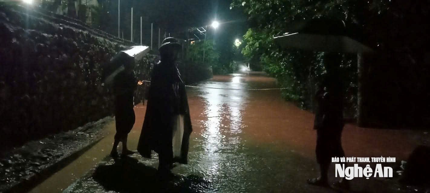 Nghệ An: Lũ lên nhanh khiến nhiều nơi chìm trong biển nước, đồ đạc trôi nổi khắp nơi, người dân chạy lũ trong đêm- Ảnh 8.
