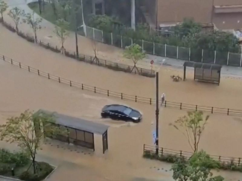 Toàn cảnh lũ lụt kinh hoàng ở Hàn Quốc: "Mặt đất đột nhiên sụt xuống, nước dâng lên đến tận cổ" - Ảnh 5. Toàn cảnh lũ lụt kinh hoàng ở Hàn Quốc: "Mặt đất đột nhiên sụt xuống, nước dâng lên đến tận cổ" - Ảnh 5.