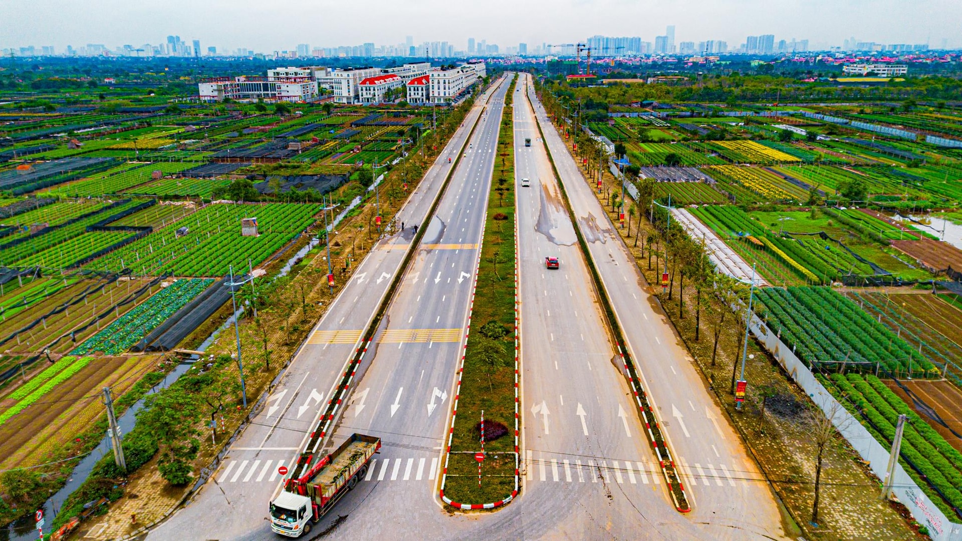 Đại lộ 10 làn xe được mong chờ bậc nhất Hà Nội có chuyển biến quan trọng, siêu dự án của Tỷ phú Phạm Nhật Vượng hưởng lợi 1 Đại lộ 10 làn xe được mong chờ bậc nhất Hà Nội có chuyển biến quan trọng, siêu dự án của Tỷ phú Phạm Nhật Vượng hưởng lợi