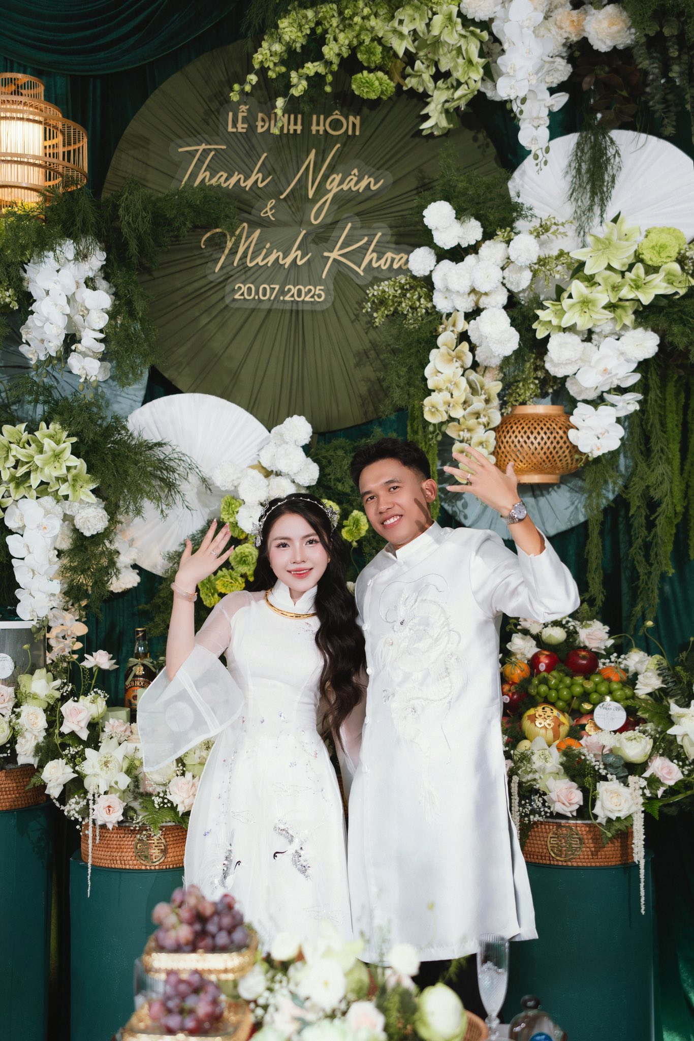 Hình ảnh hiếm hoi trong lễ đính hôn của cầu thủ U23 Việt Nam và cô chủ tiệm vàng- Ảnh 1. Hình ảnh hiếm hoi trong lễ đính hôn của cầu thủ U23 Việt Nam và cô chủ tiệm vàng- Ảnh 1.