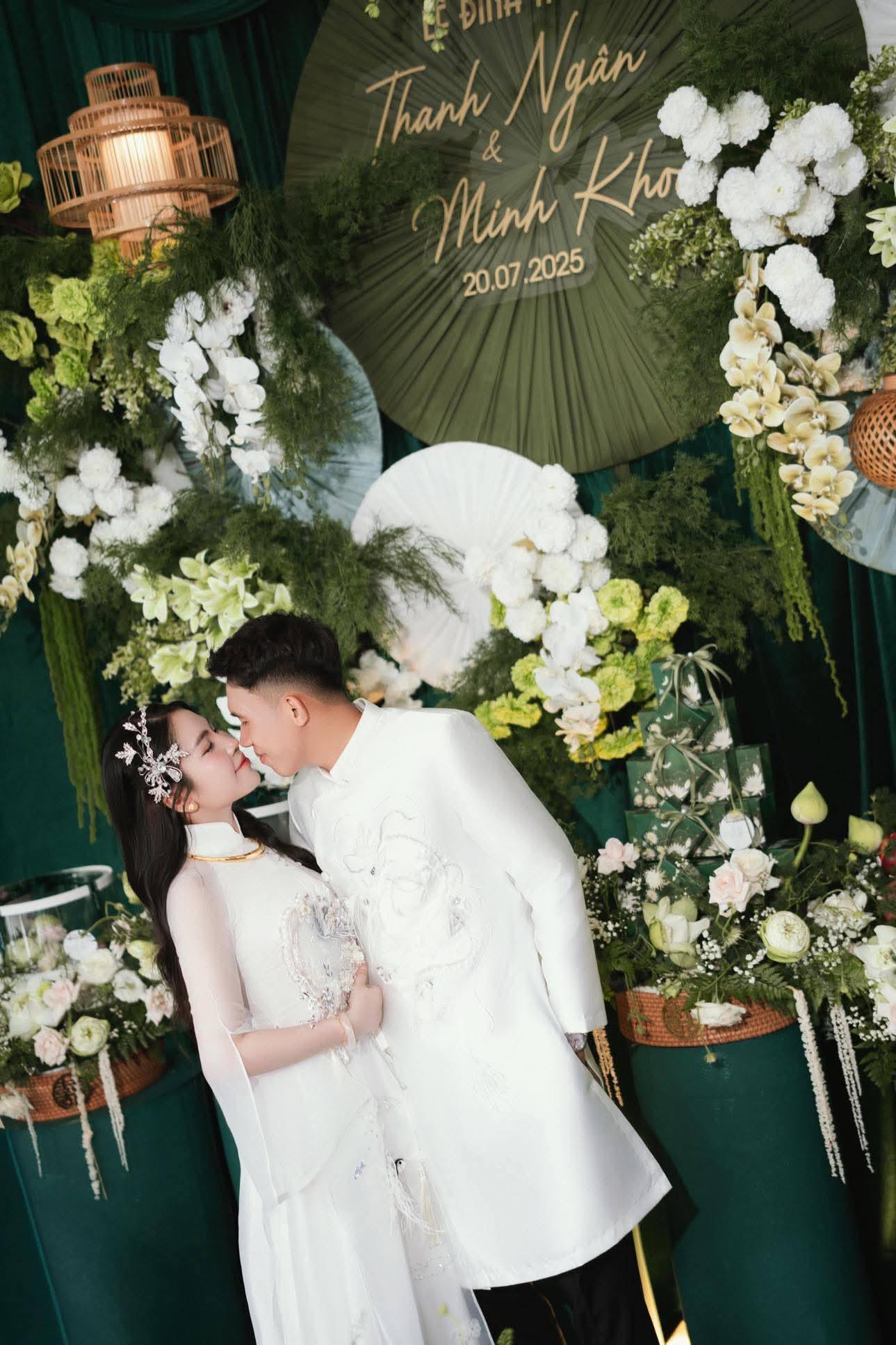 Hình ảnh hiếm hoi trong lễ đính hôn của cầu thủ U23 Việt Nam và cô chủ tiệm vàng- Ảnh 4. Hình ảnh hiếm hoi trong lễ đính hôn của cầu thủ U23 Việt Nam và cô chủ tiệm vàng- Ảnh 4.