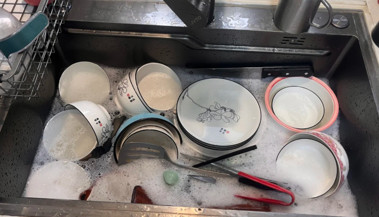 Khuyên bạn bỏ ngay 5 thói quen rửa bát "tiêm chất độc vào cơ thể", nhiều gia đình mắc phải mà không biết- Ảnh 1.