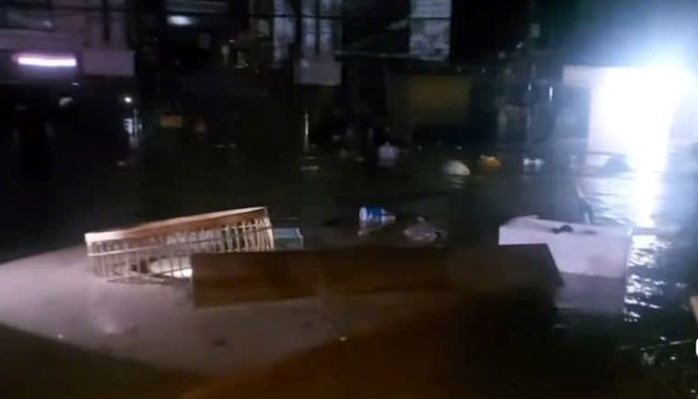 VIDEO: Nước lũ cuồn cuộn cuốn trôi nhiều nhà cửa, tài sản của người dân trong đêm- Ảnh 2.