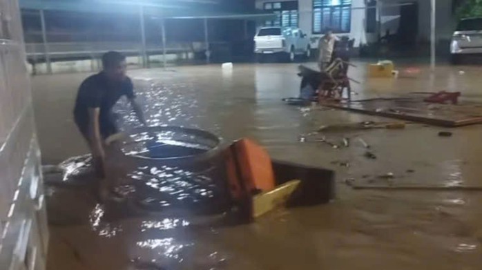 VIDEO: Nước lũ cuồn cuộn cuốn trôi nhiều nhà cửa, tài sản của người dân trong đêm- Ảnh 1.