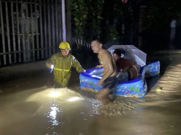 VIDEO: Nước lũ cuồn cuộn cuốn trôi nhiều nhà cửa, tài sản của người dân trong đêm- Ảnh 4.
