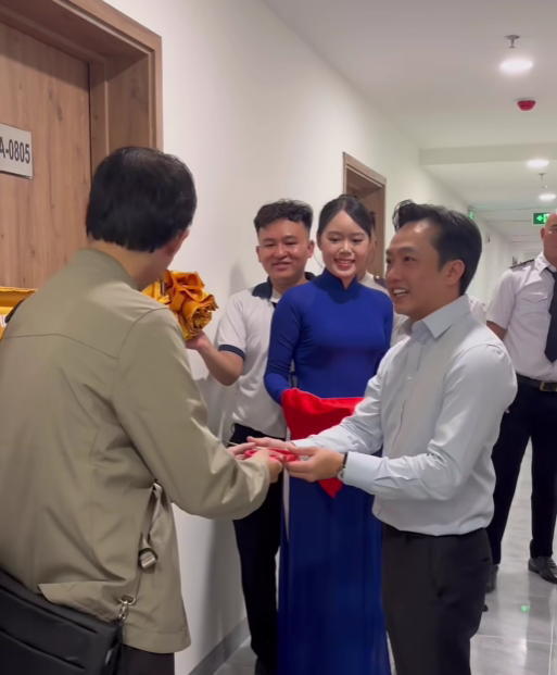 Trực tiếp đi bàn giao căn hộ, Cường Đô la tiếp tục làm 1 việc ít ai ngờ tới- Ảnh 3.