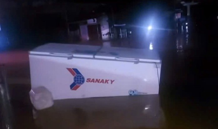 VIDEO: Nước lũ cuồn cuộn cuốn trôi nhiều nhà cửa, tài sản của người dân trong đêm- Ảnh 3.