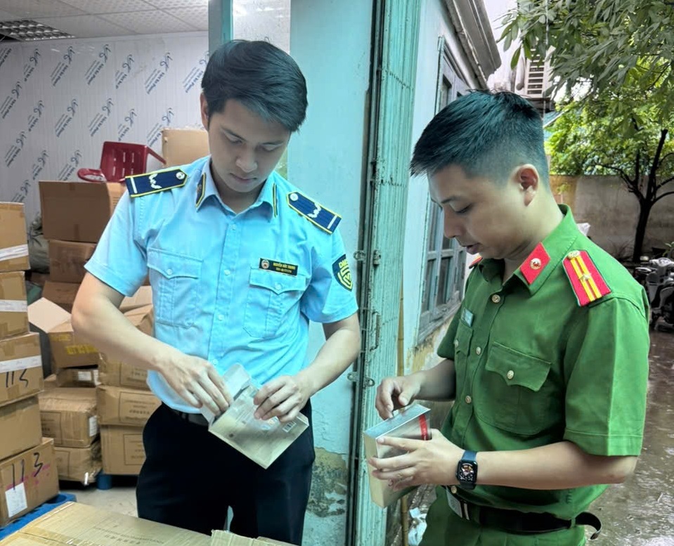Lật tẩy kho mặt nạ Lucenbase nhập lậu giữa Thủ đô: 15.000 sản phẩm không rõ nguồn gốc