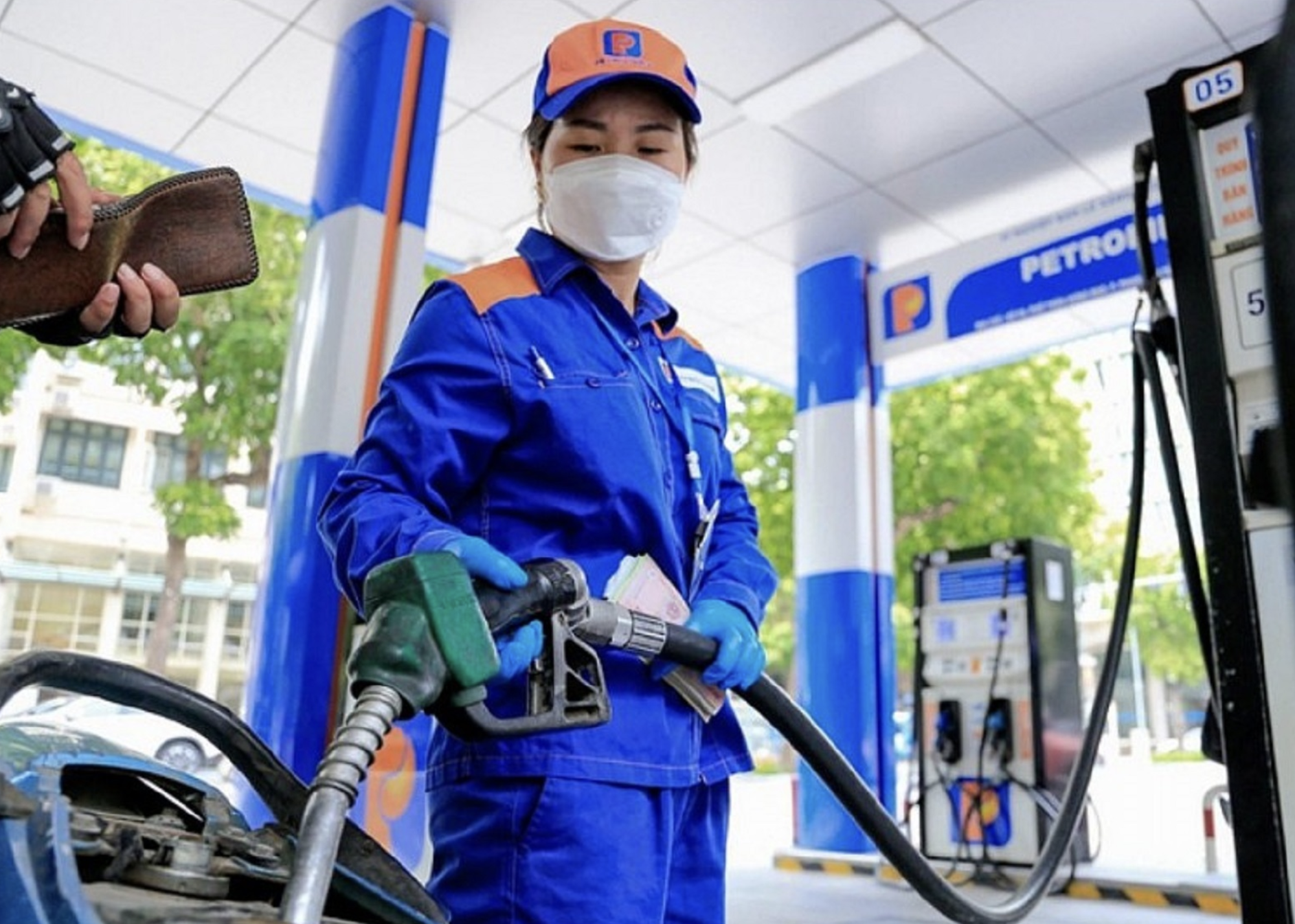 Giá xăng tiếp tục giảm từ 15h hôm nay - Ảnh 1.