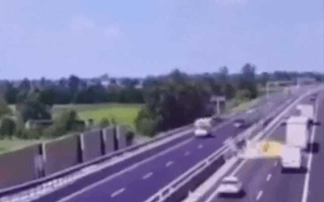 Máy bay lao xuống đường cao tốc rồi phát nổ kinh hoàng, không một ai trong khoang sống sót- Ảnh 2. Máy bay lao xuống đường cao tốc rồi phát nổ kinh hoàng, không một ai trong khoang sống sót- Ảnh 2.