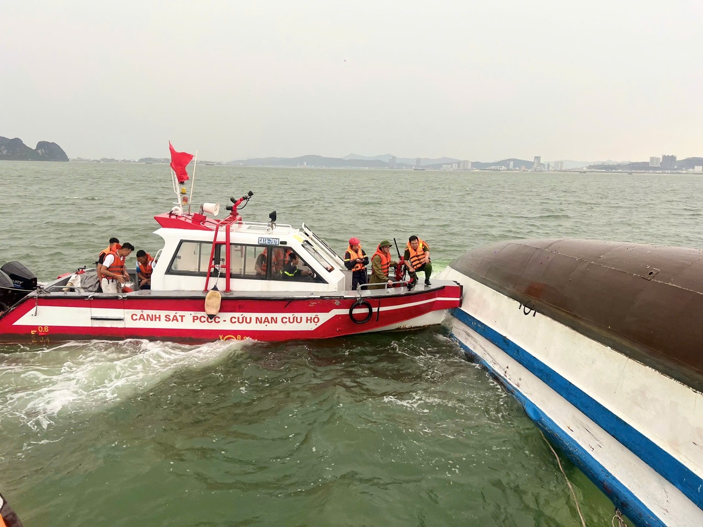 Phát hiện thi thể nữ, nghi là nạn nhân trong vụ lật tàu vịnh Hạ Long- Ảnh 1.