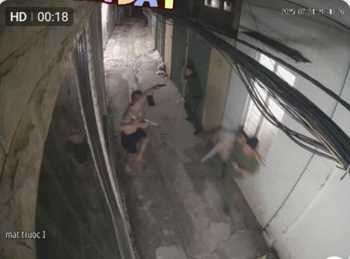 Hà Nội: Người đàn ông nổ súng rồi bỏ chạy cùng 1 cô gái khi bị công an kiểm tra hành chính- Ảnh 1.