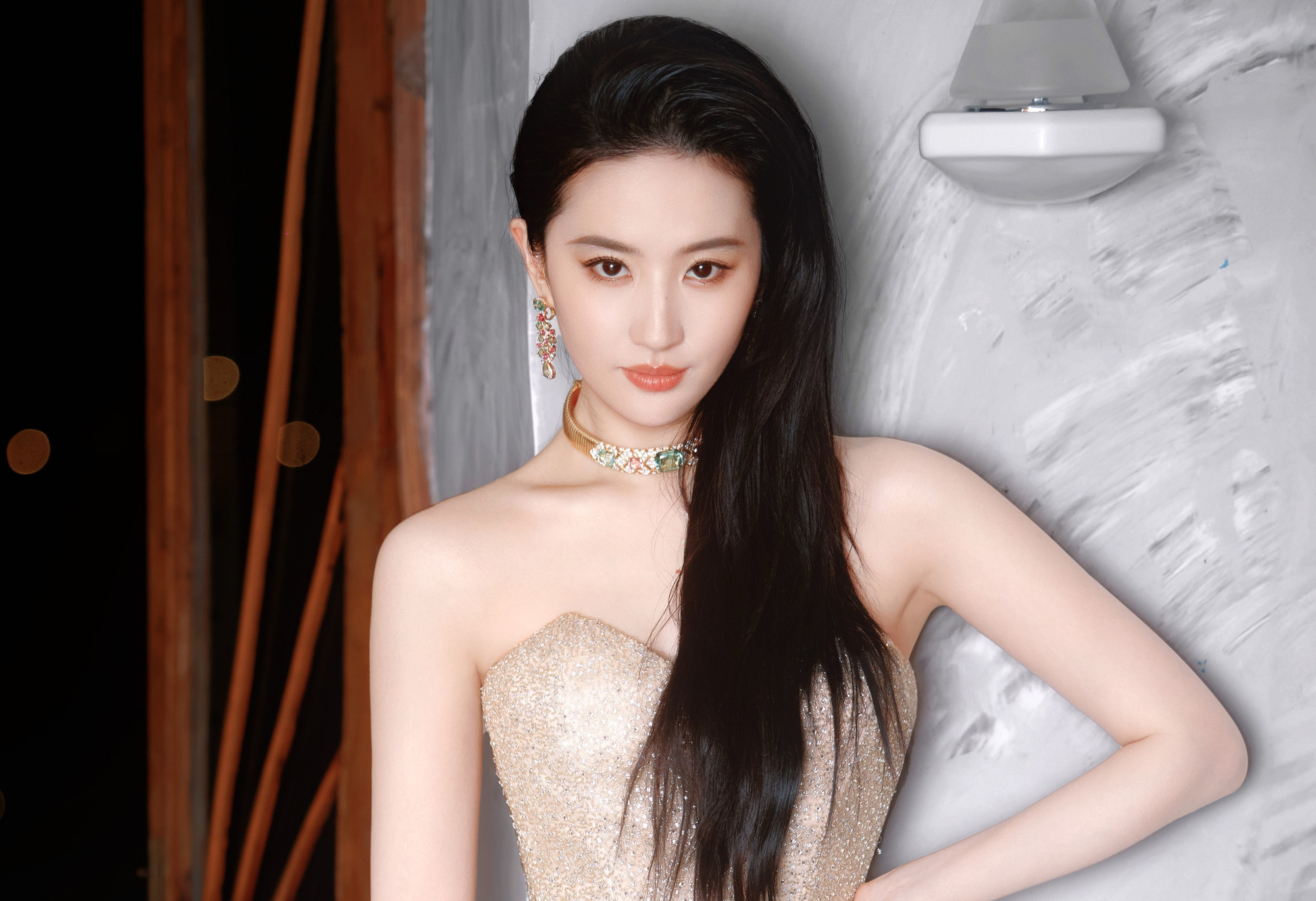 Nét vàng trên gương mặt giúp Lưu Diệc Phi giữ vận phú quý suốt hai thập kỷ- Ảnh 4.