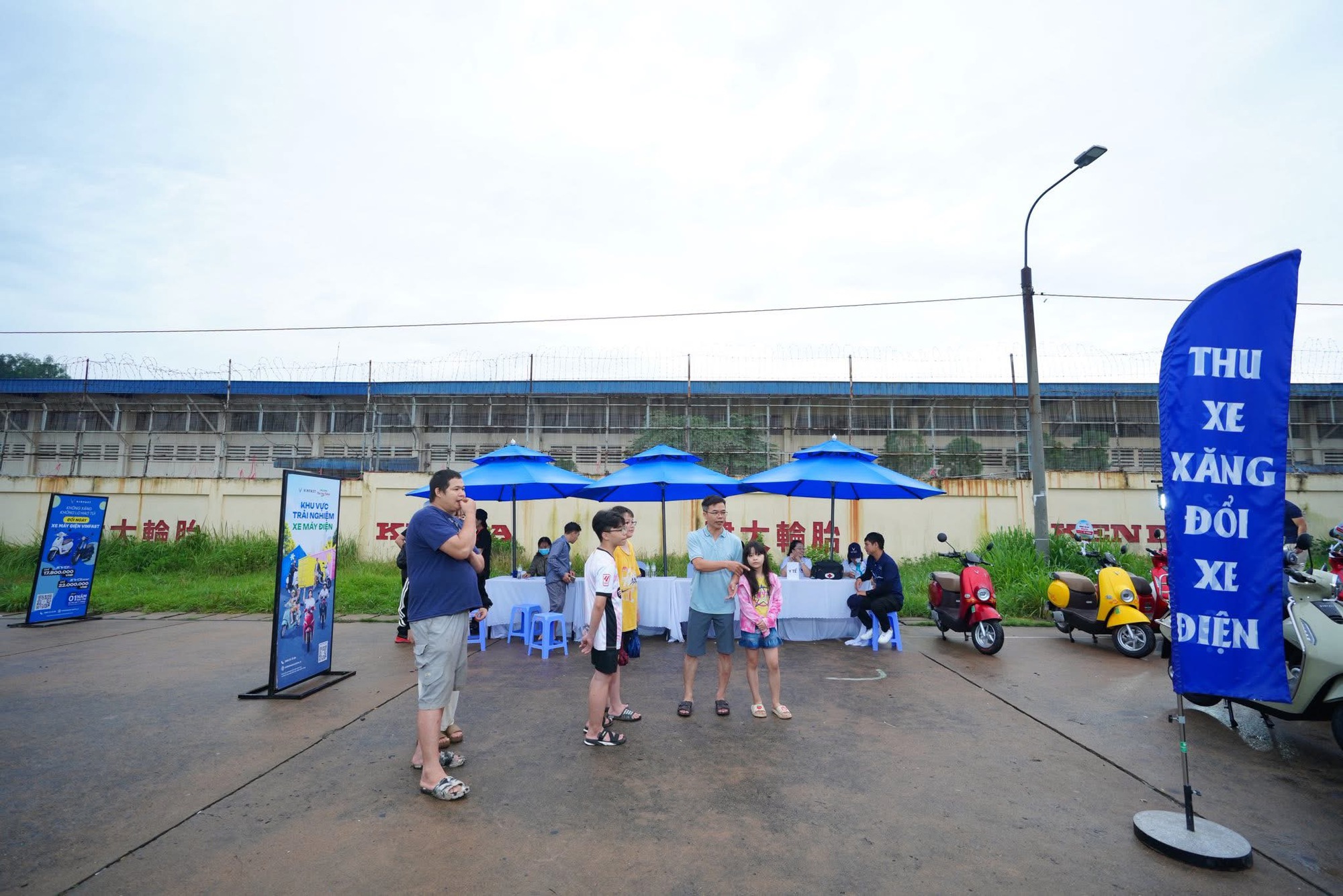 Đua nhau đổi xe máy xăng lấy xe điện, các hãng đem xe xăng đi đâu?- Ảnh 1.