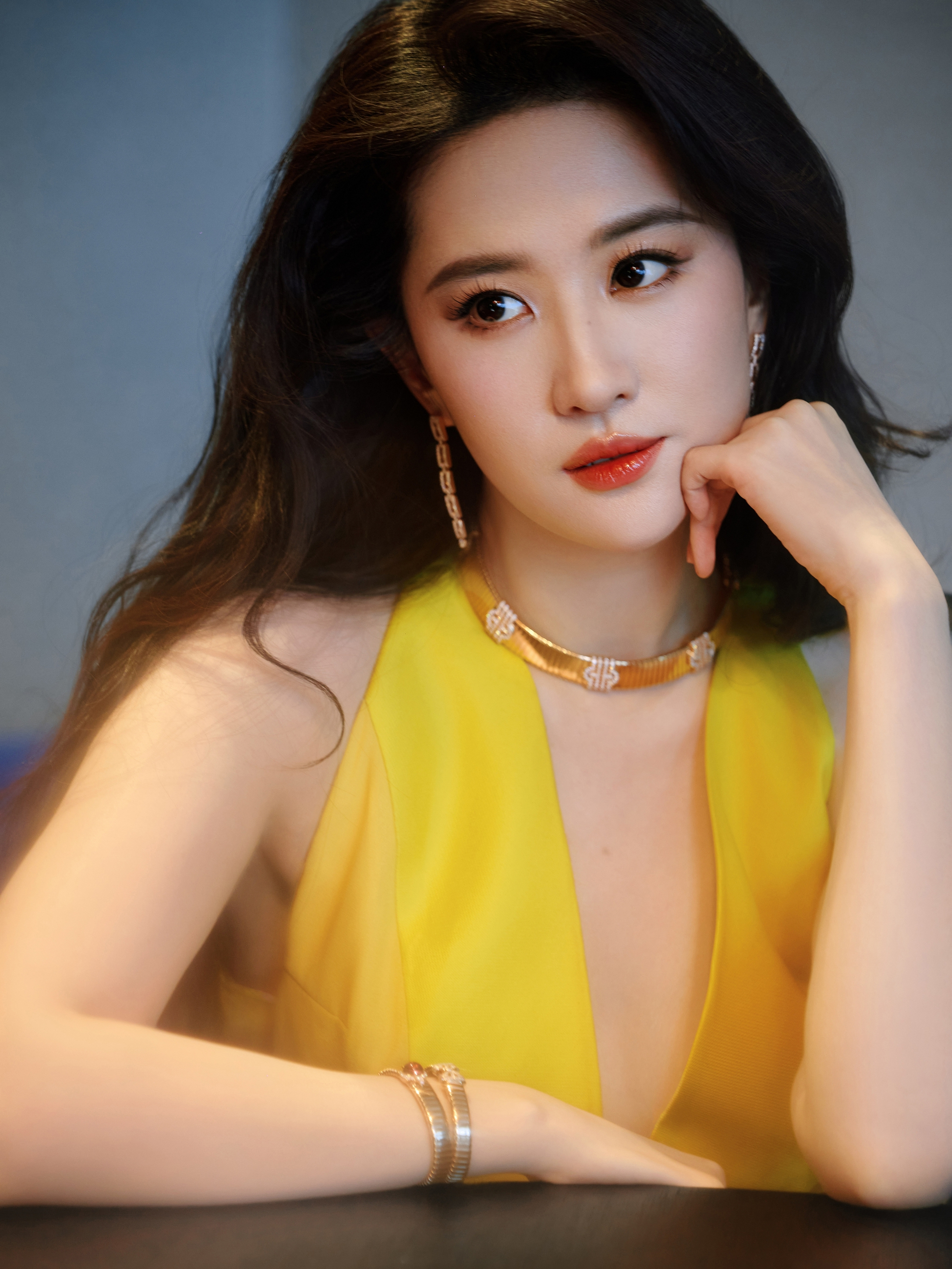 Nét vàng trên gương mặt giúp Lưu Diệc Phi giữ vận phú quý suốt hai thập kỷ- Ảnh 3.