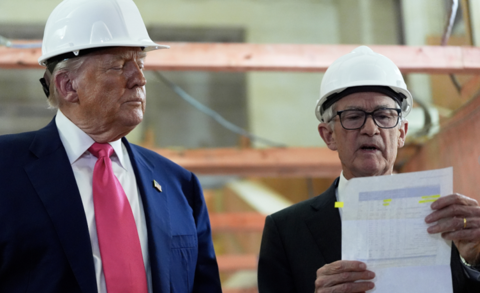 Đích thân đến trụ sở FED, Tổng thống Donald Trump tuyên bố không có ý định sa thải ông Powell- Ảnh 1.