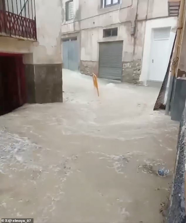 Tây Ban Nha kinh hoàng: Bão lũ bất thường tấn công khắp nơi, loạt hiện tượng lạ cùng xảy ra một lúc- Ảnh 1.