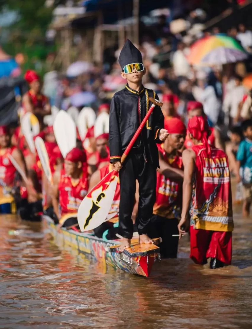 Cậu bé 11 tuổi tiết lộ sự thật về điệu nhảy trên mũi thuyền gây sốt toàn cầu: Cuộc sống hiện tại gây chú ý- Ảnh 5.