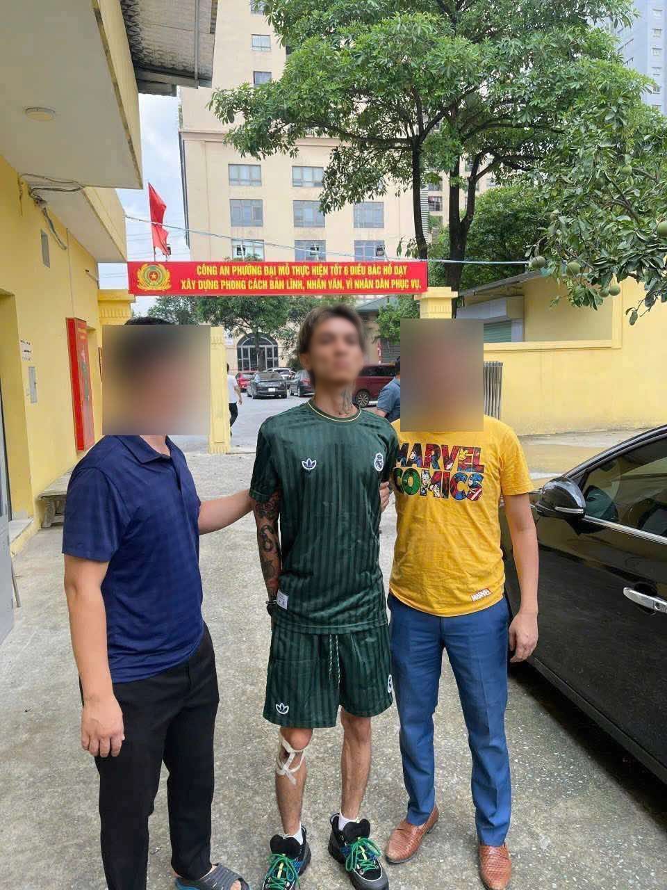 Xôn xao hình ảnh nghi là rapper Bình Gold bị bắt giữ vì cướp taxi ở Hà Nội: Công an nói gì?- Ảnh 1.