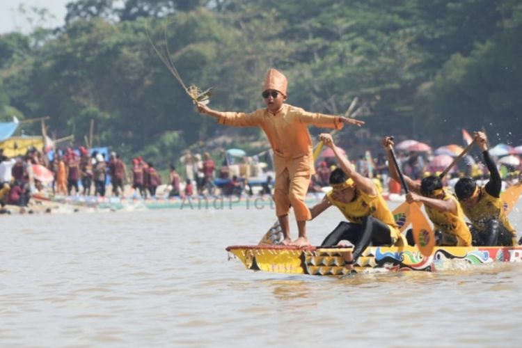 Cậu bé 11 tuổi tiết lộ sự thật về điệu nhảy trên mũi thuyền gây sốt toàn cầu: Cuộc sống hiện tại gây chú ý- Ảnh 6.