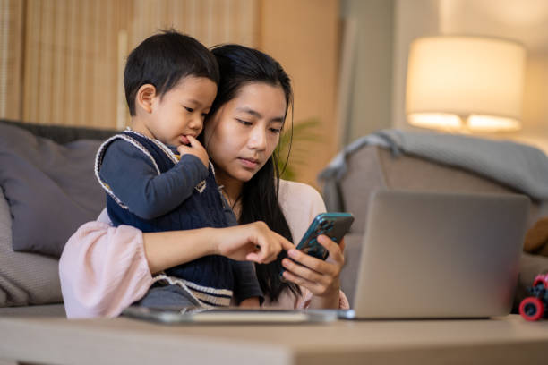 Cảnh báo: Nghiên cứu cho thấy, cha mẹ làm NGHỀ NGHIỆP này, con cái dễ tự ti, xa cách- Ảnh 1.