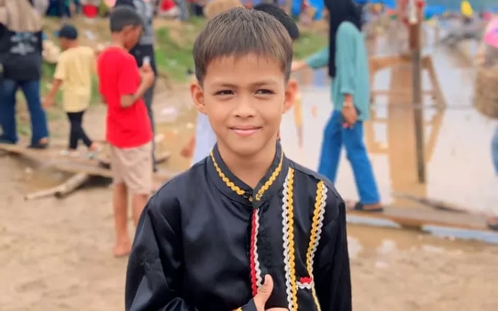 Cậu bé 11 tuổi tiết lộ sự thật về điệu nhảy trên mũi thuyền gây sốt toàn cầu: Cuộc sống hiện tại gây chú ý- Ảnh 3.