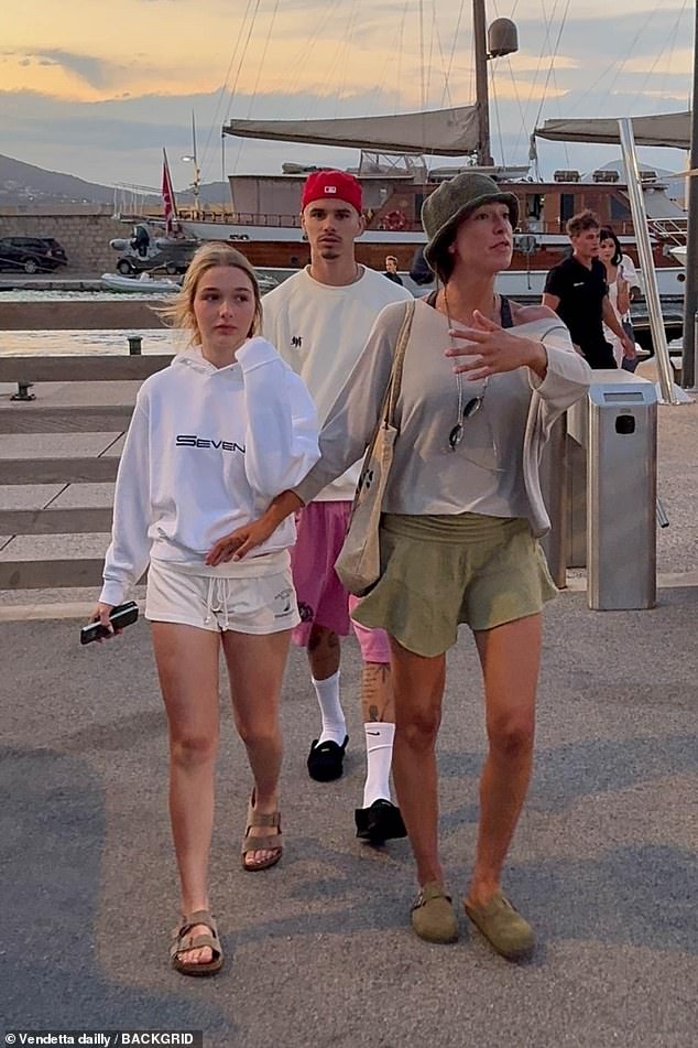 Paparazzi "tóm dính" tiểu thư Harper Beckham đi dạo phố, nhan sắc thiếu nữ tuổi 14 cùng đôi chân dài gây sốt! - Ảnh 1. Paparazzi "tóm dính" tiểu thư Harper Beckham đi dạo phố, nhan sắc thiếu nữ tuổi 14 cùng đôi chân dài gây sốt! - Ảnh 1.