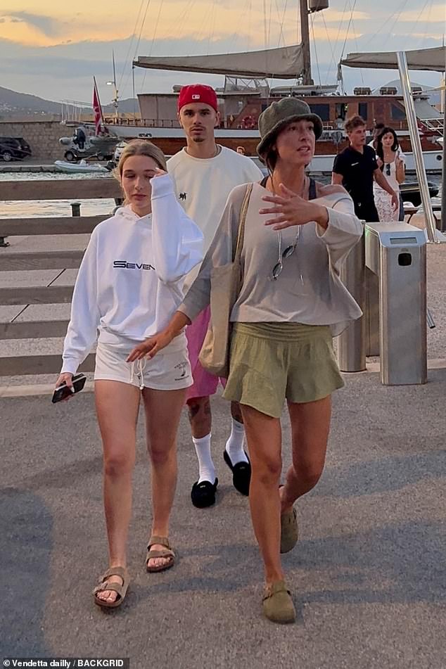 Paparazzi "tóm dính" tiểu thư Harper Beckham đi dạo phố, nhan sắc thiếu nữ tuổi 14 cùng đôi chân dài gây sốt! - Ảnh 2. Paparazzi "tóm dính" tiểu thư Harper Beckham đi dạo phố, nhan sắc thiếu nữ tuổi 14 cùng đôi chân dài gây sốt! - Ảnh 2.