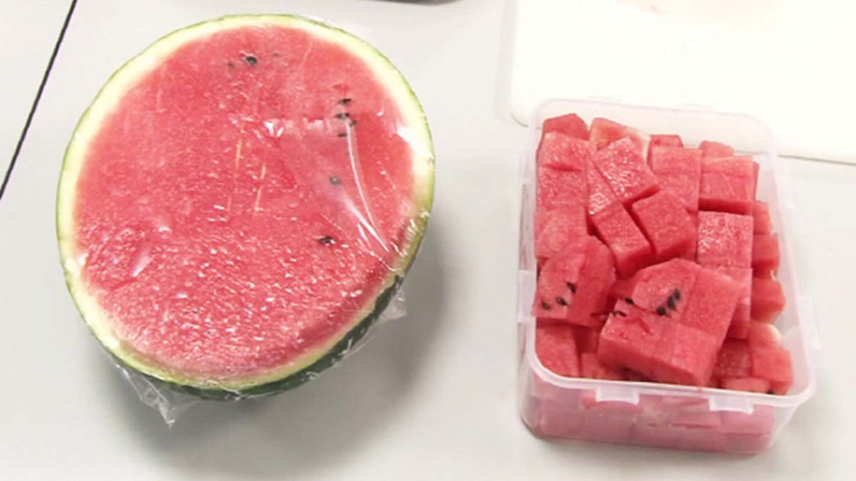 Ăn dưa hấu trong tủ lạnh, người phụ nữ nhập viện: Cảnh báo một kiểu bảo quản dưa hấu khiến nguy cơ nhiễm khuẩn gấp 3000 lần- Ảnh 2.
