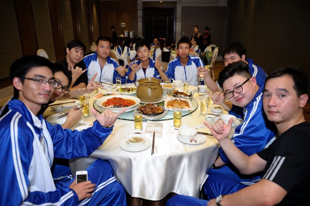 Đi họp lớp, lớp trưởng vô tình nhắc chuyện quá khứ khiến tôi nghe mà run tay, về nhà vội chuyển 5 triệu cho bạn cùng bàn- Ảnh 1.